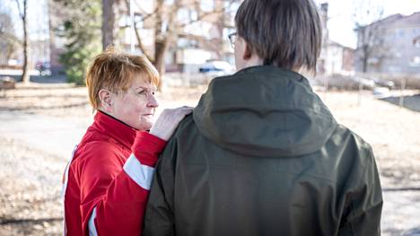 Vapaaehtoinen Anja Tunturi Suomen Punaisen Ristin Satakunnan piiristä on sitä mieltä, että henkisen ensiavun kurssin tulisi kuulua kansalaistaitoihin. “Auttaminen ei ole helppoa, se on raskastakin, mutta antaa niin paljon.”