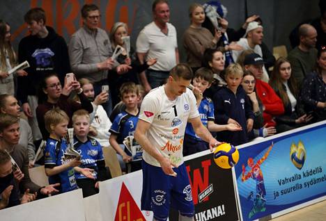 Akaa-Volleyn Joni Mikkonen sai tukea kotikatsomolta.