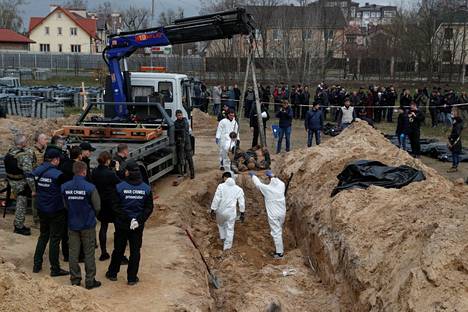 Huhtikuun 8. päivänä oikeuslääketieteen tutkijat kaivoivat joukkohaudoista ruumiita Butšassa, Ukrainassa.