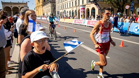 Kummipoika Oiva Ojala kannusti Suomen lippu heiluten. Voittaja Miguel Ángel López käveli ohi.