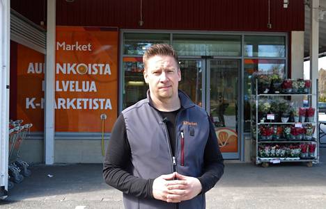 Markku Veijanen aloitti K-marketin kauppiaana kuukausi sitten.