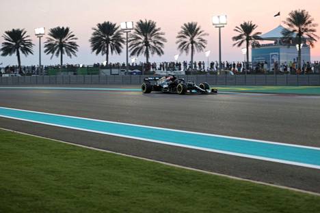 Lewis Hamilton kaasutteli toiseksi Abu Dhabin osakilpailun aika-ajoissa.