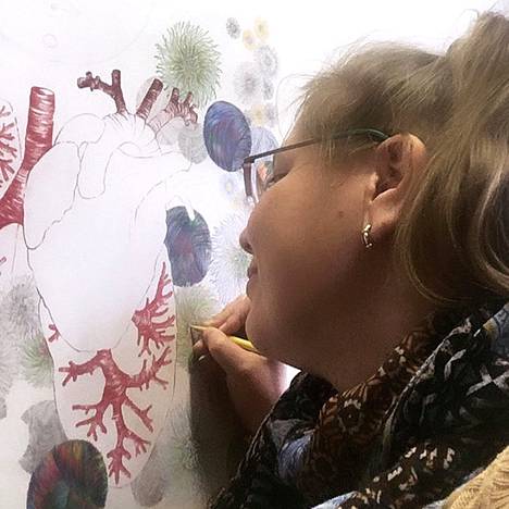 Opettaessaan taidekursseilla kuvataiteilija Eija Keskinen painottaa värien ja paperin laatua.
