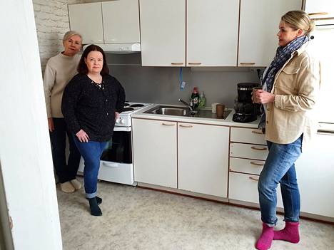 Marketta Sarvikas, Annastiina Saarinen ja Riikka-Leena Eerola-Nieminen kertovat, että nopean asuntoprojektin aikana on tullut myös onnellisia sattumuksia avuksi.