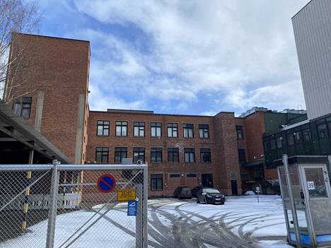 Letkutehtaan nykyistä julkisivua ei suunniteltu katujulkisivuksi, sillä arkkitehti Bertel Strömmerin piirustuksissa Näsilinnankadun varteen olisi noussut massiivinen punatiilinen tehdasrakennus. Tehdas rakennettiin kuitenkin vain osittain.