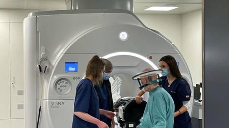 Turun yliopistollinen keskussairaala on aloittanut aivojen korkeaenergiset ultraäänihoidot. Hoidon vaikutuksen kerrotaan kestävän yleensä potilaan loppuelämän ajan.