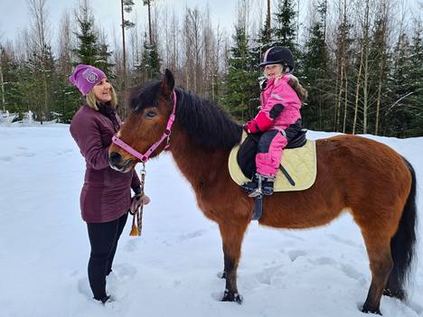 Annina ja Eevi Eskola ovat tottuneet pitkään työ- ja hoitomatkaan. Pitkän matkan vastapainona molemmat viihtyvät hevosharrastuksen parissa. Eevin ponin nimi on Pusu. 