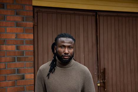 Lähes kolme vuotta Suomessa elänyt Kawou Kassama valokuvattiin Hämeenkyrössä 2. marraskuuta 2022. Viikkoa myöhemmin hänet poistettiin maasta ja kuljetettiin Gambiaan kolmen poliisin saattamana.