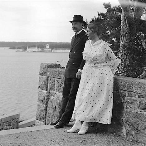 Valokuvaaja Savialoff ikuisti Ester Ståhlbergin ja Kaarlo Juho Ståhlbergin Naantalissa kesällä 1920. 