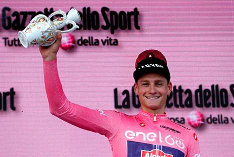 Mathieu van der Poel sai pukea avausetapin jälkeen Italian ympäriajon johtajan pinkin paidan ylleen.
