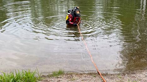 Sastamalan uimarantojen turvallisuus tarkastetaan sukeltamalla ennen uintikauden alkua. Tero Vilén Vammalan palomieskerhosta on yksi sukeltajista.
