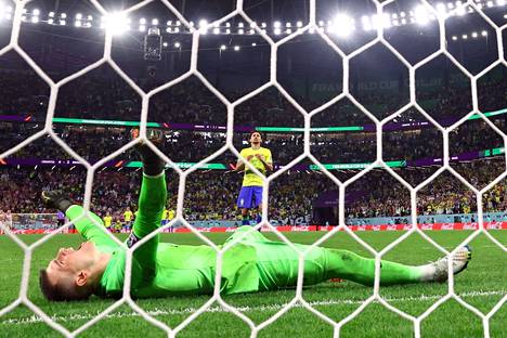 Välieriin: Livaković tuulettaa, kun Brasilian Marquinhosin tolppalaukaus tietää Kroatian voittoa.