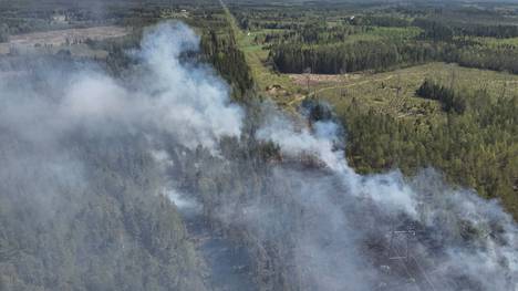 Maastoa paloi kahdeksasta kymmeneen hehtaari Siikaisten Silmusnevalla lauantaina. Alueen vartiointi jatkuu vähintään maanantaiaamuun saakka.