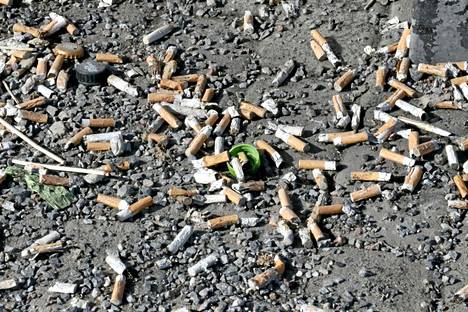 Ovatko tupakantumpit ja piittaamattomat tupakoitsijat ikuisesti sotkemassa ympäristöämme? Siltä ainakin tuntuu.