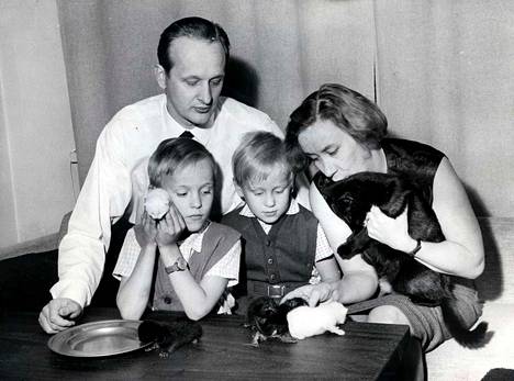 Jaakko Syrjä ja Kirsi Kunnas ihailivat kotonaan poikiensa Mikon ja Martin kanssa kissapesuetta vuonna 1965.