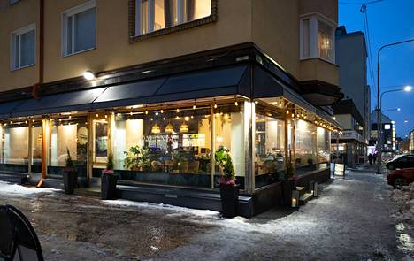 Paloma Kitchen & Bar sijaitsee liikepaikalla, jossa aiemmin ovat toimineet ravintolat Frankly ja Cantina Il Posto. Isot ikkunat ovat ravintolan tavaramerkki.