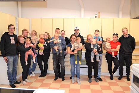 Siikaisissa viime vuonna syntyneet lapset Senni Östergård, Siina Ylipaasto, Tuukka Lehtimäki, Mikael Pihlajamäki, Rasmus ja Ruben Vettenranta ja Lyydia Lahnakoski poseeraavat tässä yhdessä vanhempiensa kanssa.