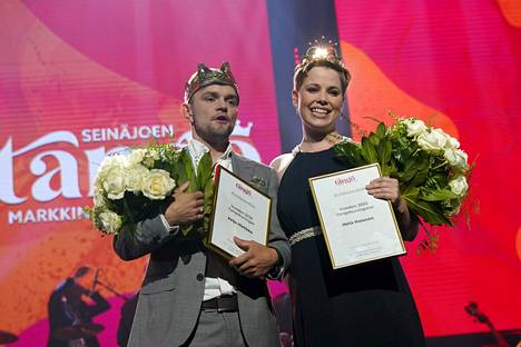Heta Halonen (oik.) kruunattiin tangokuningattareksi ja Keijo Hietikko tangokuninkaaksi Seinäjoen Tangomarkkinoilla 9. heinäkuuta 2022. 