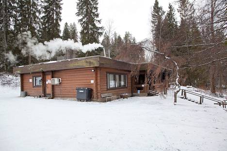 Sauna toimi Veittijärven Kesäniemessä 1970-luvulta asti. Alue kaavoitettiin 2000-luvulla asumiskäyttöön. Muutama vuosi sitten naapurit alkoivat vaatia saunatoiminnan lopettamista.