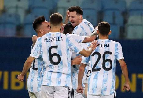 Argentiinan pelaajat juhlivat Lionel Messin tekemää kolmatta maalia.