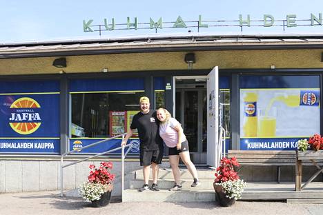 Kuhmalahden kyläkaupan yrittäjinä tänä vuonna aloittaneet Jani Hautamäki ja Kati Knaapi iloitsevat siitä, että saavat pyörittää kyläkauppaa Kangasalan Kuhmalahdella. Hautamäki ja Knaapi kertovat, että kauppiastyön lisäksi heille on tärkeää, että he voivat tarjota kyläläisille yhteisöllisen paikan. 