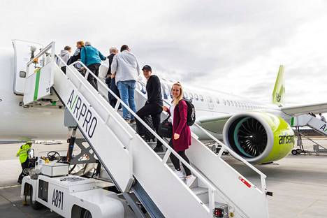 Matkustajat ovat lähdössä kohti Espanjan Malagaa Tampere-Pirkkalan lentokentältä 30.4. Air Balticin suoralla lennolla.