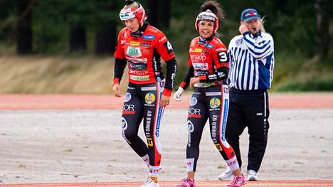 Emilia Itävalo (oikealla) jäi odottamaan kolmospesän äärelle, jotta Tiia Peltonen ehti kiertämään kauden neljännen kunnarinsa.
