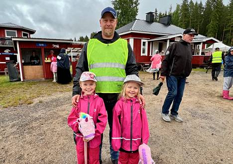 Kuoreveden Hevosjalostusseuran varapuheenjohtaja Mikko Jokela yhdessä tyttäriensä Julianan ja Jasminin kanssa. 