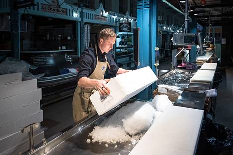 Nygrenien kalatiski kauppahallissa nielee 350–400 kiloa jäätä. Valtteri Nygren täytti tiskiä jäämurskalla. Iltavuoro pesee tiskin puhtaaksi aina päivän päätteeksi, jolloin aamuvuoro voi ryhtyä heti aamulla täyttämään sitä.