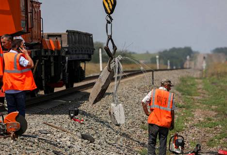 Työntekijät korjasivat tiistaina rautatietä lähellä Krimillä.