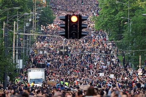 Ihmiset marssivat väkivaltaa vastaan Serbian pääkaupungissa Belgradissa perjantaina 19. toukokuuta.