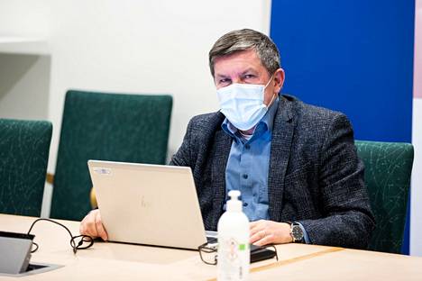 Pshp:n johtajaylilääkäri Juhani Sand ei innostu ajatuksesta, että koronarokotuksia ryhdyttäisiin painottamaan alueellisen tautitilanteen mukaan.
