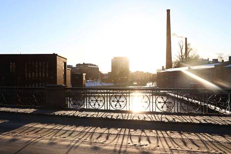 Tampereen Satakunnankatu aurinkoisessa talvisäässä tämän vuoden tammikuussa. Viime talvena niin Pirkanmaalla kuin koko Suomessa saatiin runsaasti lunta. 