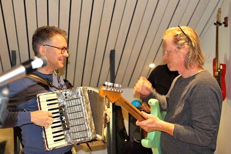 Tuomas Kesälä (vasemmalla) esiintyy yhtyeen kaikilla pitkäsoittolevyillä ja nyt myös Tampere-talossa koskettimissa. Mika Maijala oikealla.