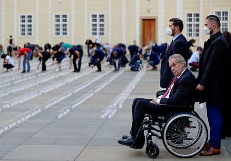 Tshekin presidentti Milos Zeman seurasi 10. toukokuuta, kuinka Prahan linnan työntekijät sytyttivät kynttilöitä koronataudin uhrien muistoksi.