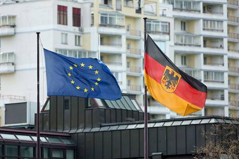 EU:n ja Saksan liput liehuivat Saksan suurlähetystössä Moskovassa.