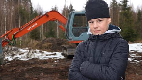 Kankaanpääläinen Vesperi Laino on nuoresta iästään huolimatta jo yrittäjä. Taustalla näkyvän kaivurin hän hankki viime vuonna.