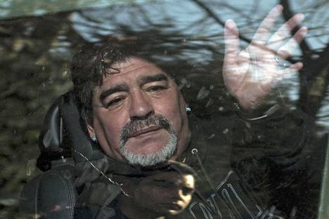 Maradona heilutti kättään kannattajilleen kesäkuussa 2015 poistuessaan isänsä hautajaisista Buenos Airesin lähistöllä.