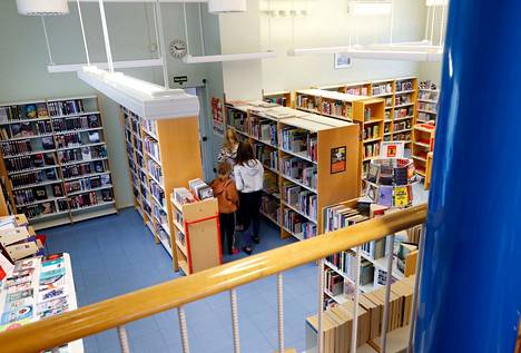 Kirjastoilla on tärkeä, demokratiaa edistävä tehtävä, kirjoittaja muistuttaa. Kuva on Ruosniemen kirjastosta.
