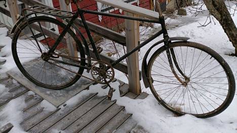 Rauni Vastineluoma lähetti kuvia kahdesta vanhasta polkupyörästä, tämä on Tuur Riihimäen Polkupyörä ja Urheiluliikkeestä.