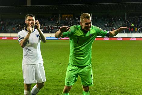 Suomen maalivahti Lukas Hradecky ja luottotoppari Joona Toivio viihdyttivät yleisöä Armenia-voiton jälkeen Turussa.