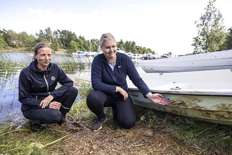 Valvontaeläinlääkäri Jenni Hyväkkä ja kunnan eläinlääkäri Tiina Lindholm rannalla, mihin mursu saapui.