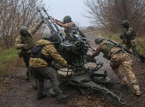 Ukrainalaisia sotilaita ilmatorjuntakanuunalla lähellä etulinjaa Harkovassa 11. marraskuuta.