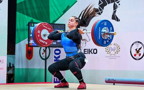 Ylöjärveltä ponnistava Jutta Selin nappasi Suomen ensimmäisen alle 23-vuotiaiden naisten painonnoston EM-hopean kautta aikain Albanian kisoissa.