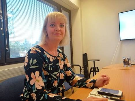Mänttä-Vilppulan kaupunginhallituksen puheenjohtaja Marika Ala-Herttuala perustelee sivistysjohtajan viran määräaikaista valintaa ja kaupungin taloustilannetta.