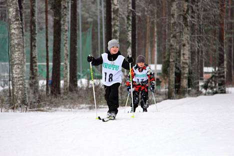 Verneri Silmunmaa (edessä) ja Evert Tuulenmäki hiihtivät 1. luokan poikien sarjassa.