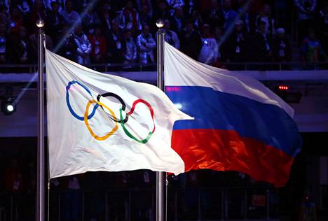 Sotshin olympiakisoissa Venäjän lippu liehui olympialipun vierellä. 