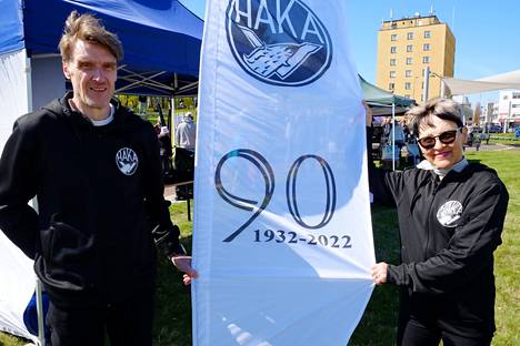 Hakan puheenjohtaja Mikko Hatakka ja juhlavuoden toimikunnan puheenjohtaja Eeva Niskavaara liputtivat yhdessä Hakalle.