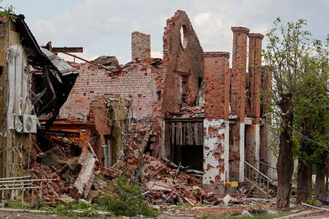 Pahoin vaurioitunut rakennus kuvattuna Popasnan kaupungissa Luhanskin alueella Ukrainassa 27.5.2022.