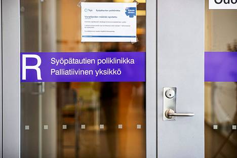Tästä ovesta kuljetaan syöpätautien poliklinikalle ja palliatiiviseen yksikköön Tampereen yliopistollisessa sairaalassa.